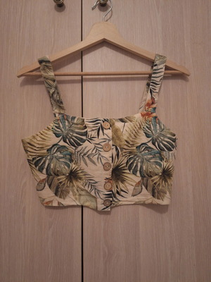 Stradivarius Τοπ με tropical σχέδιο σαν καινούργιο, διακοσμητικά κουμπάκια, μέγεθος S