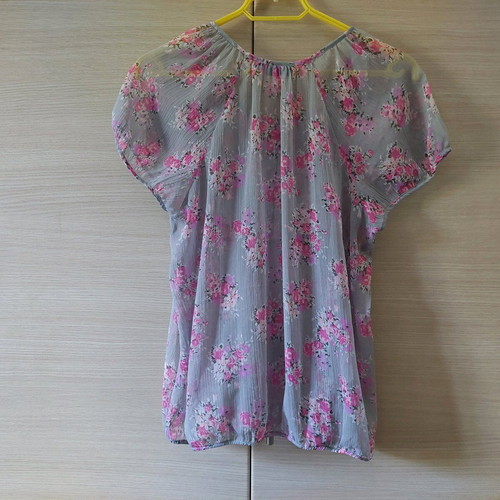 Gray transparent blouse tunic with pink, lilac and white flowers size XL like new