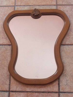 Ξύλινος καθρέφτης τοίχου με διακοσμητικό ρόδακα ξυλόγλυπτο μεταχειρισμένος 52x60 εκ.