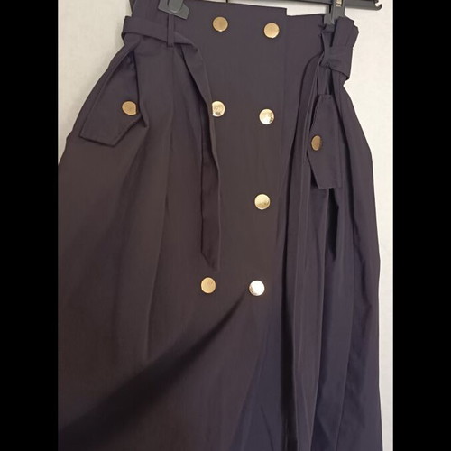 Skirt with gold buttons and belt like new, black and gold