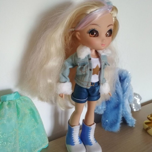 Unique Eyes Rebecca Total Look doll like new with 2 outfit sets