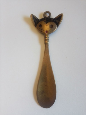 Vintage brass bone shoehorn with cat design, 17 cm