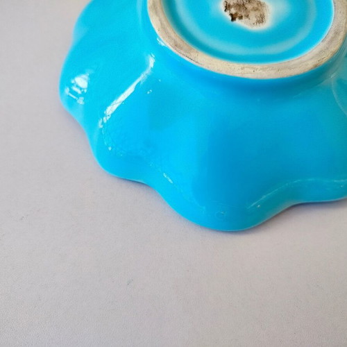 Porcelain decorative bowl shaped like a shell used