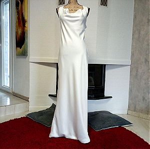 Βραδινό η νυφικό φόρεμα από βαρύ σατέν . Αμπιγιε λευκό εξωπλατο φόρεμα. Επίσημη λευκή τουαλέτα.