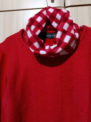 Fleece checkered neck scarf like new, white and red