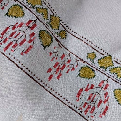 Vintage handmade embroidered tablecloth like new 130x130 cm
