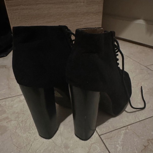 Black pumps used size 39 in good condition