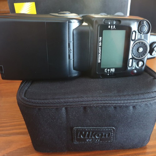 Nikon Speedlight SB-700 iTTL flash like new with batteries and charger