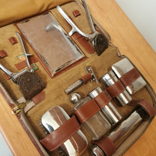 Vintage shaving set used with leather case