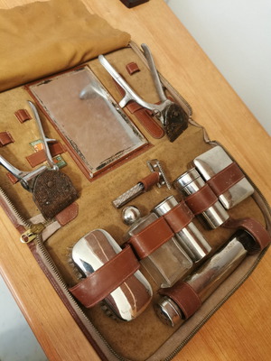 Vintage shaving set used with leather case