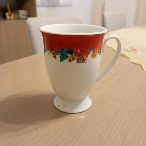 Christmas mug medium size porcelain like new