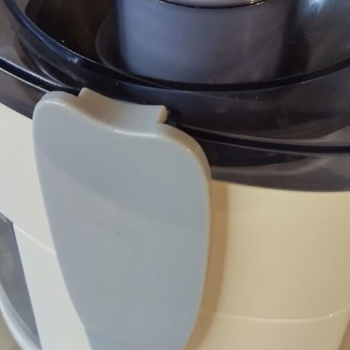 Avec Original Fruit and Vegetable Juicer white, new, Model GS-330