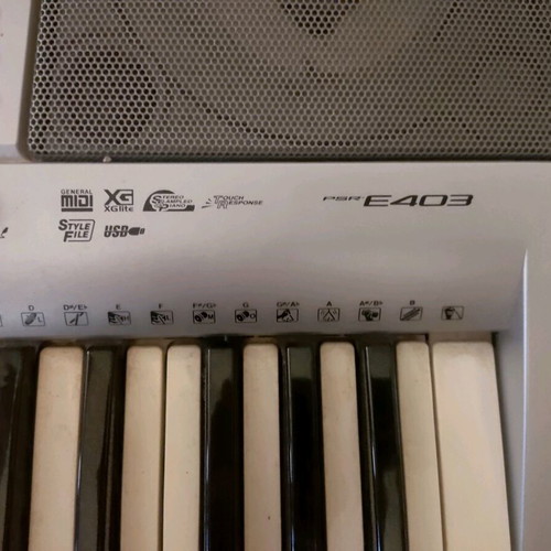 Yamaha PSR-E403 portable keyboard like new with stand and music rest