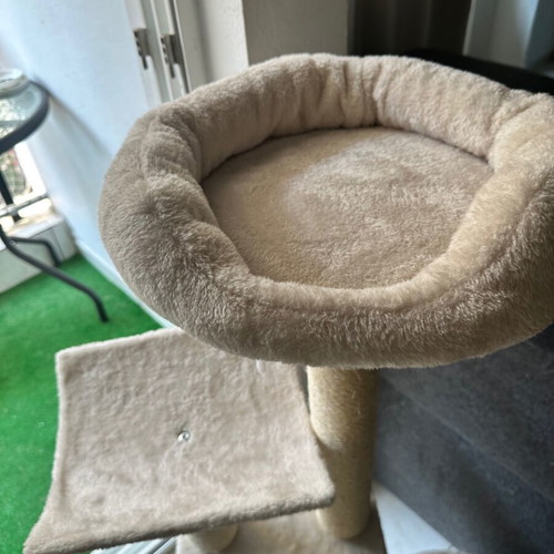 Cat tree with scratching posts