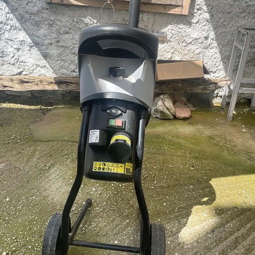 NAC LSB2504 Electric Branch Shredder like new, 2500W