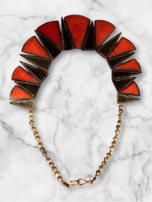 Necklace short with wooden triangular pieces like new