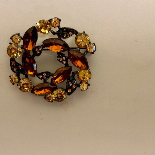 Round vintage pin used in excellent condition