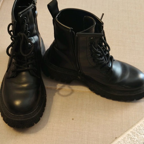 Black boots slightly used, like new, size 36-37