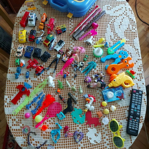 Children's toys used, set of 84 pieces with plastic box
