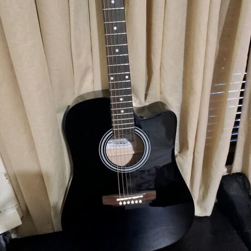 Magma electroacoustic guitar like new with case and built-in tuner