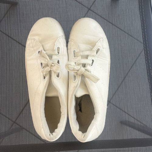 Unisex Athletic Shoes Size 41 White Like New