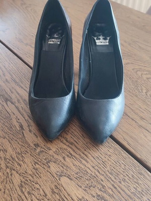 St.Tropez pumps used, black leather with triangular heel, size 37