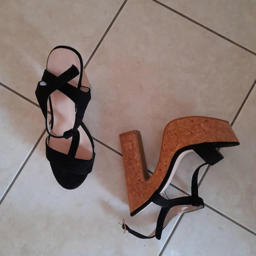 Ideal Shoes black suede platform sandals size 39