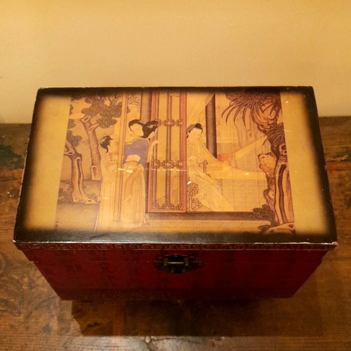 Retro Chinese red-bordeaux storage chest like new with feet