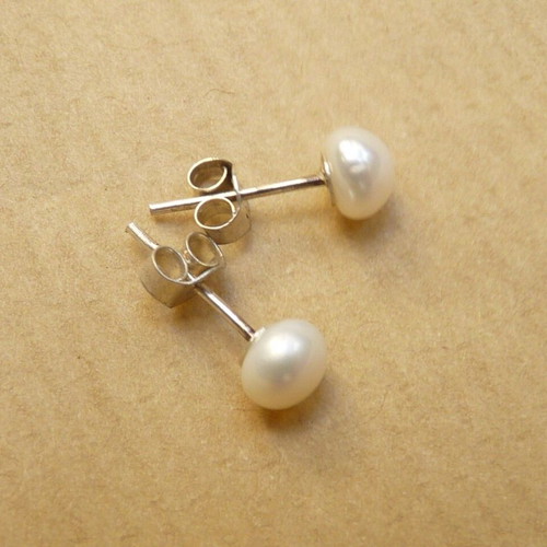 Silver 925 stud earrings with 5.5mm pearls new