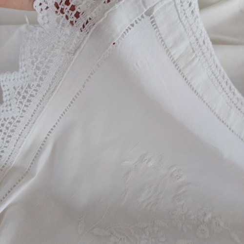 Handmade embroidered white tablecloth with thick crochet lace 200x160 cm like new