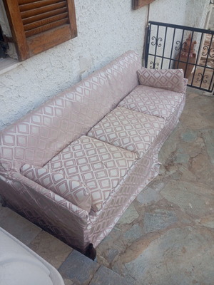 Three-seater sofa like new with lacquered wood and cover