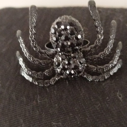 Spider ring like new, black metal with crystals