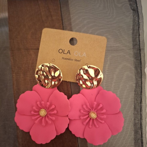 Earrings new with impressive color