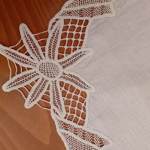 Handmade lace tablecloth like new, 60x60 cm, linen fabric