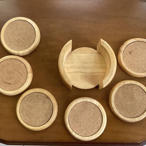 Coaster set like new, 6 round wooden pieces