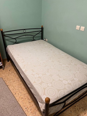 Ημίδιπλο μεταλλικό κρεβάτι με στρώμα σαν καινούργιο