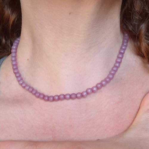 Lilac necklace with beads like new, minimal and elegant