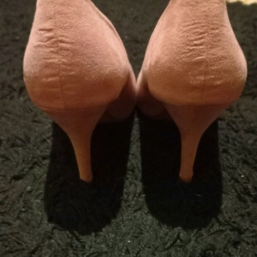 Famous Shoes pink suede heels like new, size 39