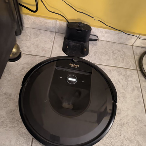 iRobot Roomba i7 robot vacuum like new