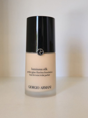 Giorgio Armani Luminous Silk foundation like new, shade 2, 30ml