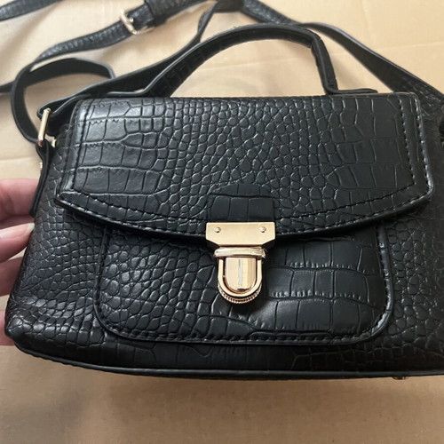 Black snake-pattern handbag like new, hand or crossbody