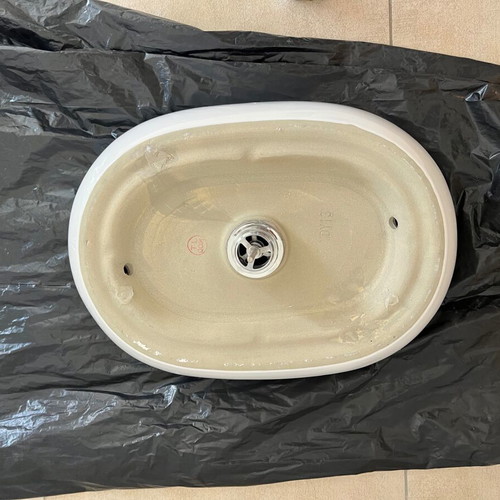 Agl Oval Bathroom Sink like new, porcelain, 49x36 cm