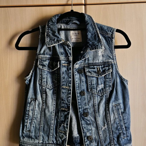 Denim jacket sleeveless Bershka like new, blue with print and sequins