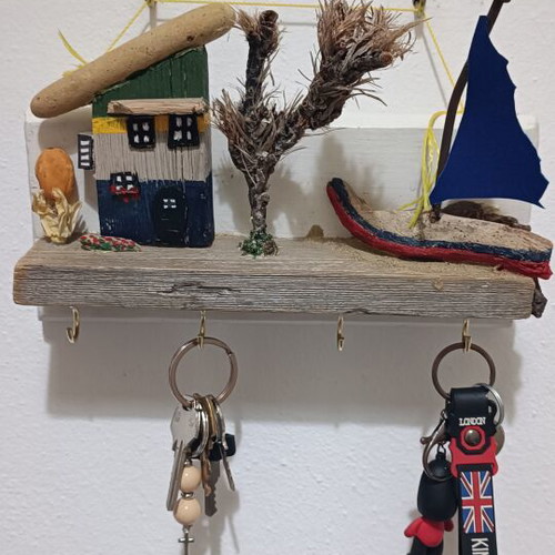 Handmade wall key holder with wood and sea materials