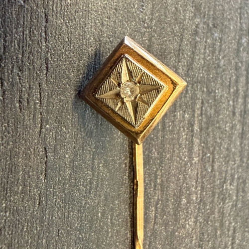 Gold pin 18k with diamond like new