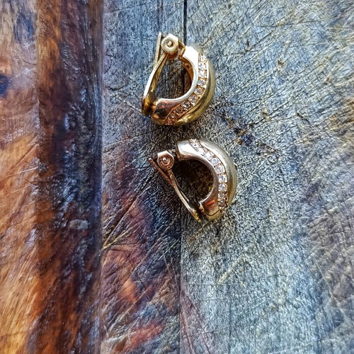 Vintage gold-tone clip-on earrings like new
