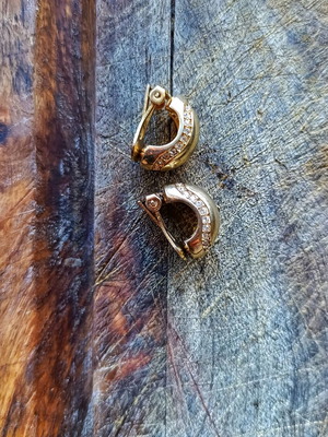 Vintage gold-tone clip-on earrings like new