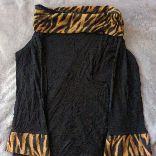 Women's blouse M jus d'orange like new with tiger print trim