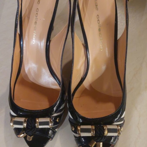 Mac Collection pumps like new, size 40, black patent leather with white fabric