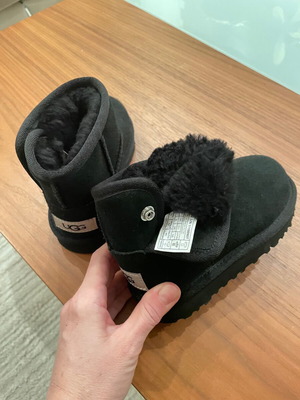 Μπότες UGG mini σαν καινούργιες, μέγεθος 26, μαύρες